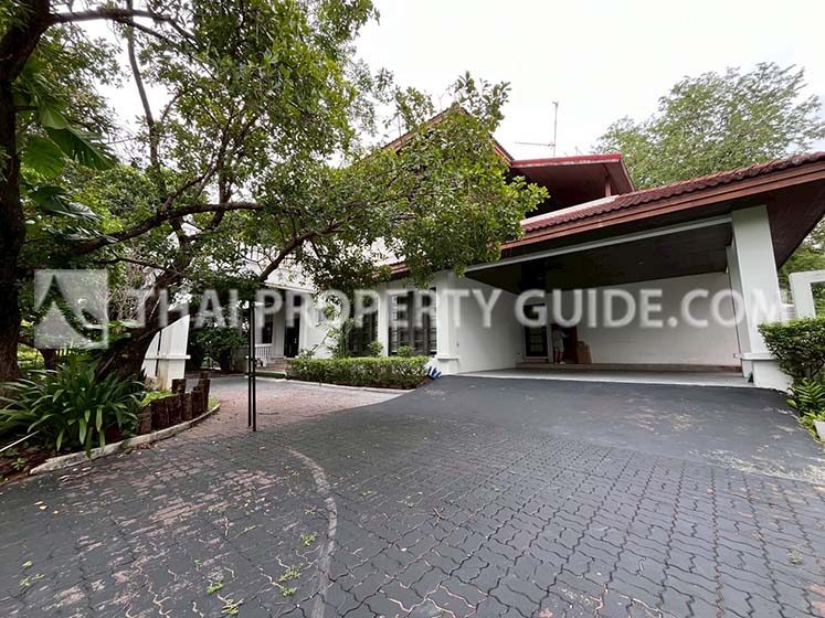 House with Shared Pool for rent in Bangnatrad
